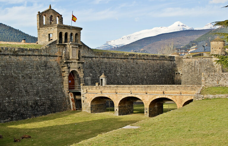 fuerte militar amurallado con un puente y un foso