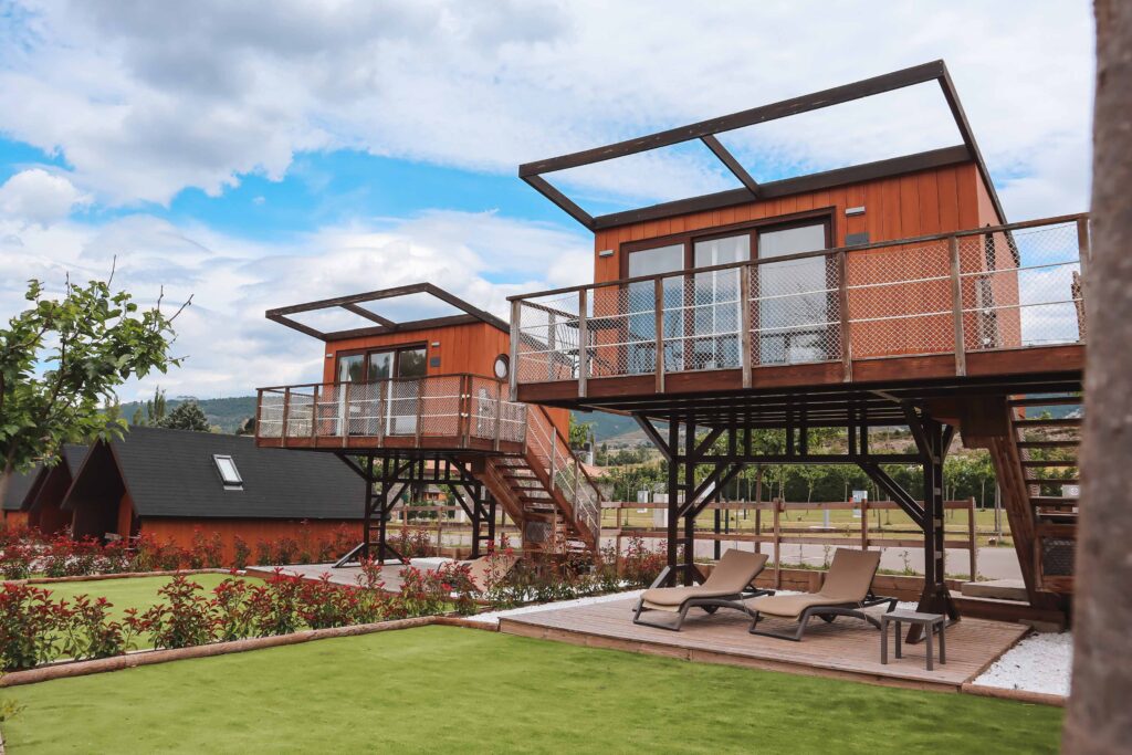 Bungalows en altura en un glamping del pirineo aragones