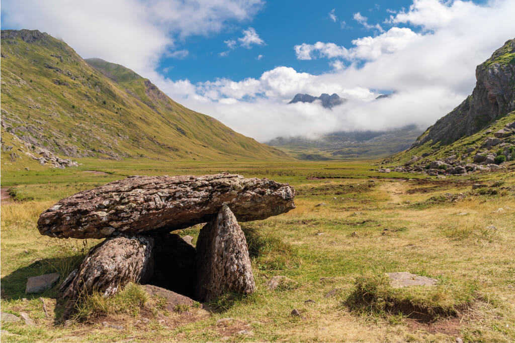 dolmen en el valle de aguas tuertas en los Pirineos