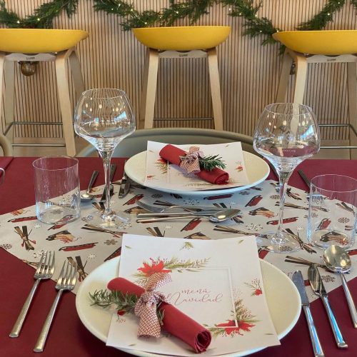 mesa decorada de navidad en un restaurante en jaca