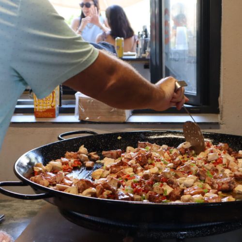 señor haciendo paella