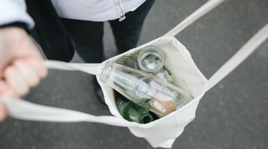 bolsa llena de frascos de cristal para reciclar